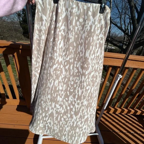 XL Vince Camuto Beige and White Abstract Print Midi Skirt - Picture 3 of 6